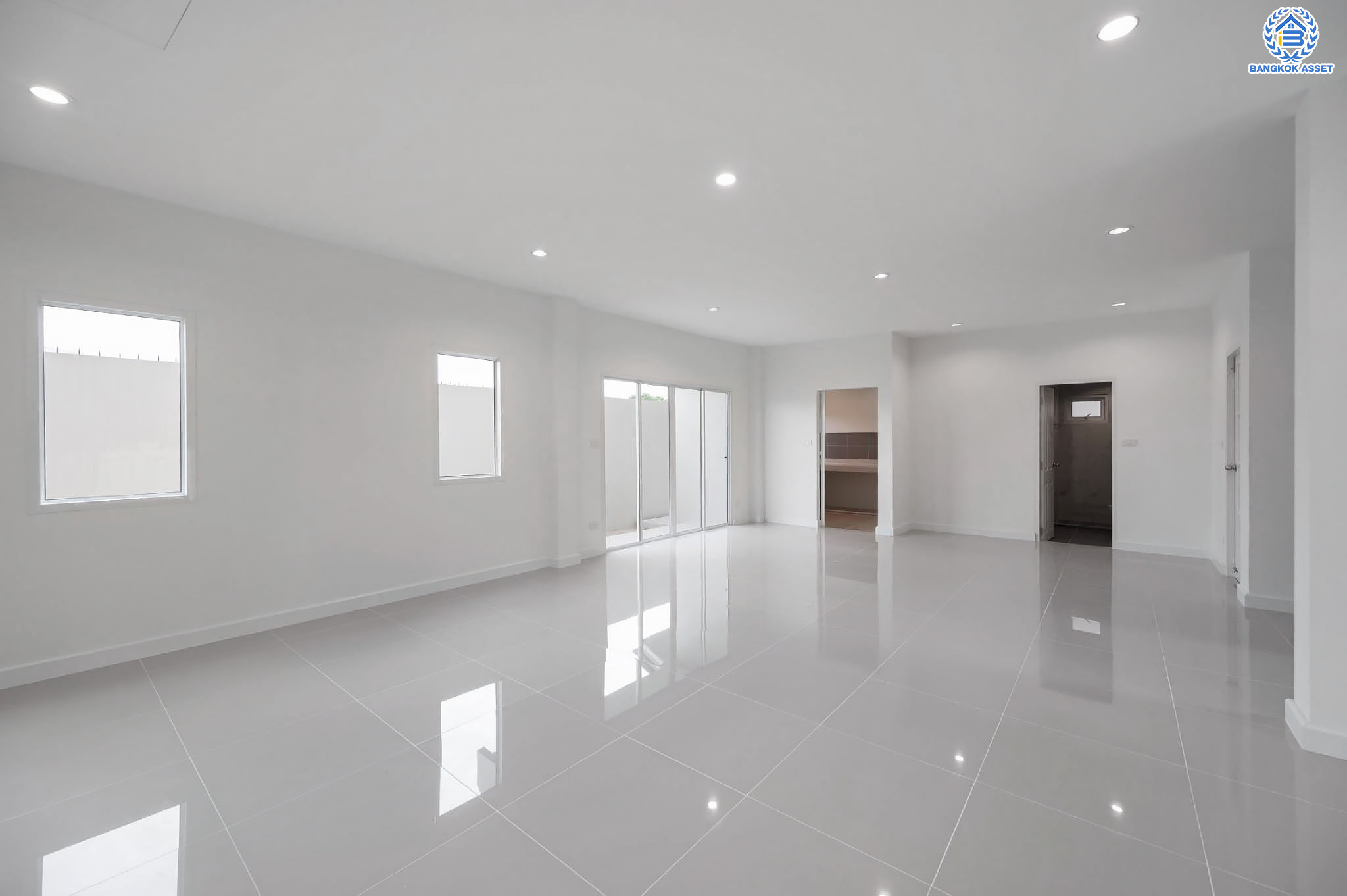 บ้านมือสองตกแต่งใหม่ โครงการ นาราวัลย์ บรมราชชนนี เนื้อที่ 71.8 ตร.ว. ฟังก์ชัน 3 ห้องนอน 4 ห้องน้ำ 1 ห้องแม่บ้าน จอดรถได้ 2 คัน บนพื้นที่ใช้สอยเกือบ 220.58 ตร.ม. พร้อมพื้นที่สีเขียวสนามหญ้ากว้างขวาง ตอบโจทย์ครอบครัวใหญ่ บนทำเลศักยภาพ เชื่อมต่อทั้งถนนกาญจนาภิเษก และทางคู่ขนานลอยฟ้าบรมราชชนนี ใกล้ ม.มหิดล, สถานีขนส่งสายใต้ใหม่ และเซ็นทรัลปิ่นเกล้า